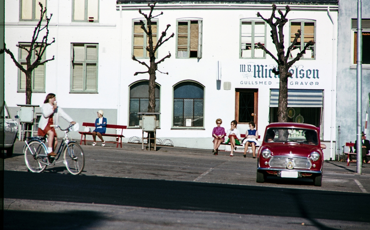 Stortorget,Hamar. Gullsmed M.B.Michelsen, kvinner, benker, syklist, bil.