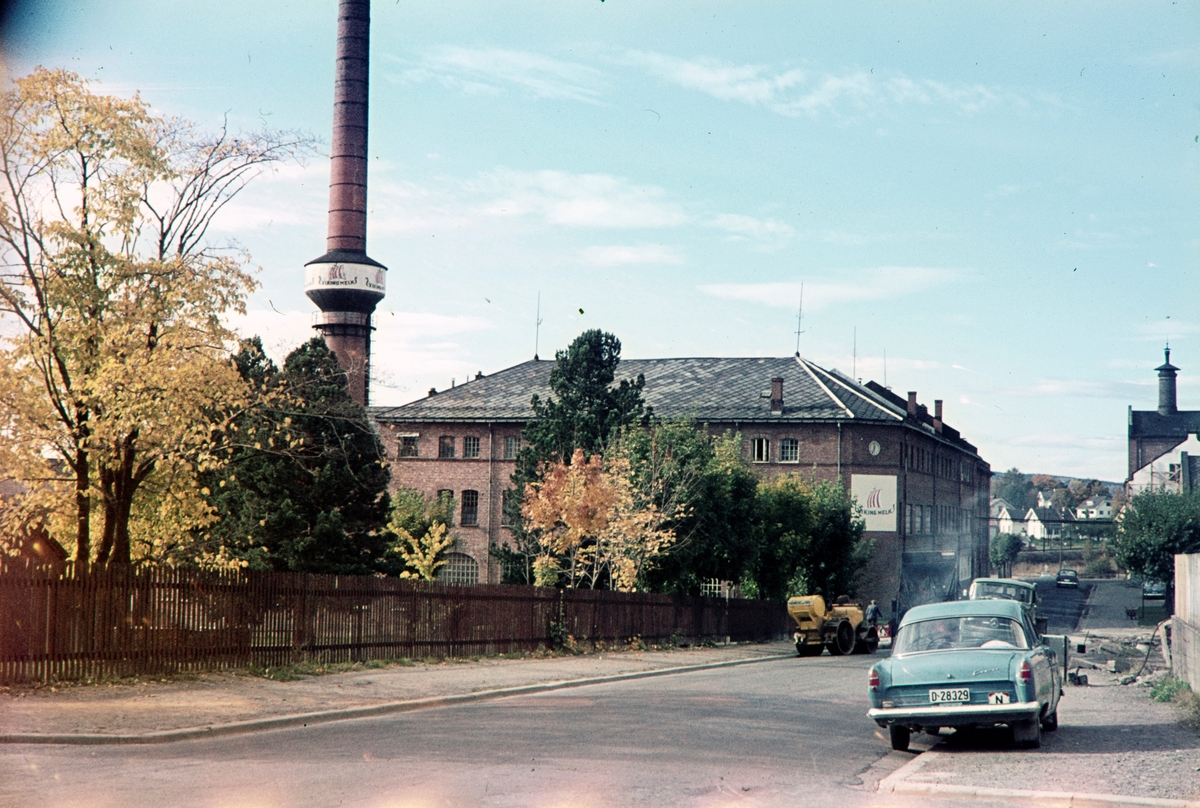Storhamargata, Nestle, Melkefabrikken, fabrikkpipe, personbil D-28329, Ford Consul 1956, vegarbeid. Hamar.