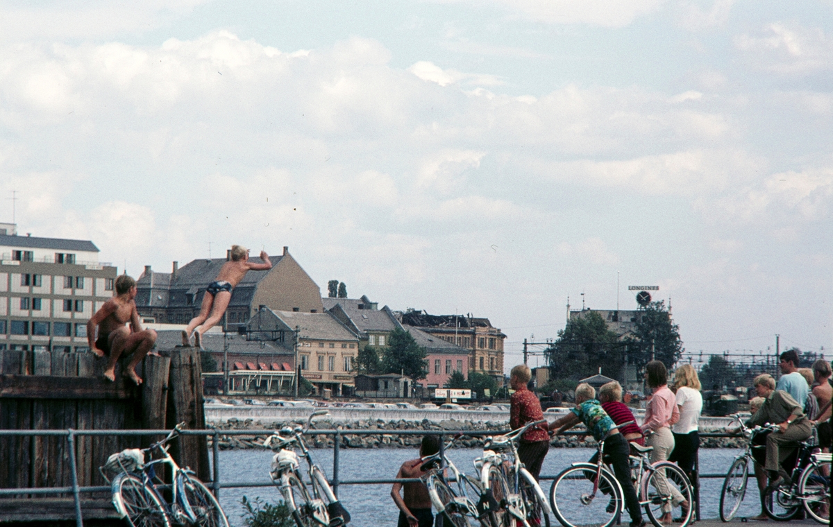 Hamar brygge, "Brygga". Gutter stuper, bader fra brygga, ungdom, sykler.