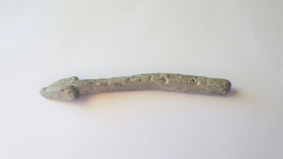 MALV: L:75, 5MM, 6*6MM, PILFORMET GJENSTAND. BRUKERNE USIKKER. DEN ENE SIDENER FLAT, OG DEN ANDRE HAR SPOR AV DEKOR. 