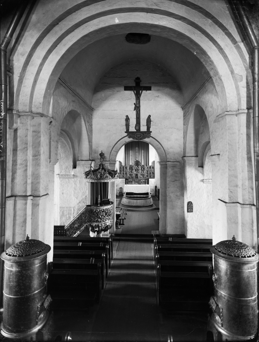 Interiør fra Ringsaker kirke. 