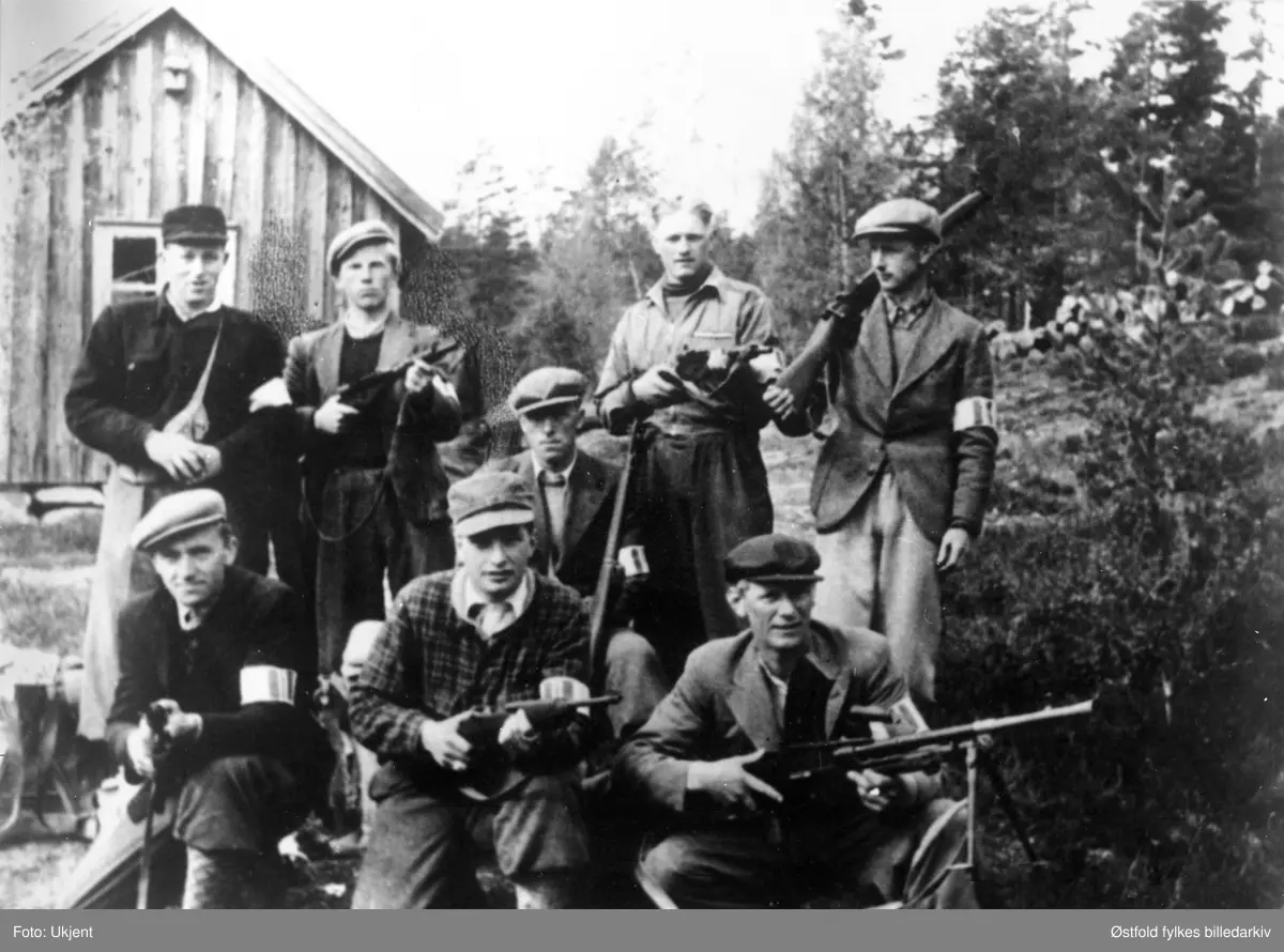 "Bondelaget" i hjemmestyrkene på Plommen, Jelsnes i Tune, like før "stormen" på formiddagen 9. mai 1945.
1. rekke fra venstre: Arne Berger, Kåre Braadland, Arnold Bjørnstad
2. rekke fra venstre: Arne Brevik Tune, NN, Torstein Rekustad, NNAsbjørn Agnalt, Øivind Hansen, Svein Simonsen.
Bildet finnes i to utgaver. I bilde nummer to er de to ukjente retusjert bort. 
To navn mangler.