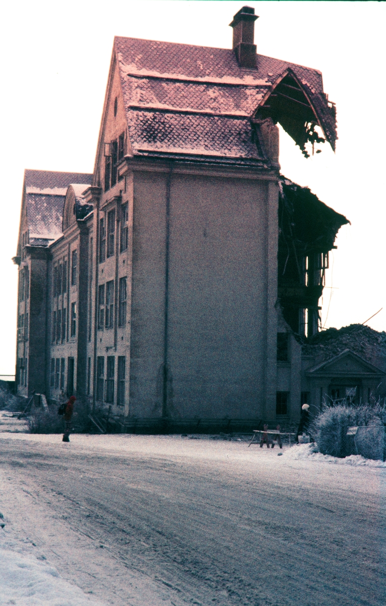 Hamar Katedralskole, Brødrene Haugen & Langaas as, river skolen i januar 1974.