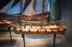 Modell av kanonbarkass i Sjöhistoriska museets utställning Klart skepp.