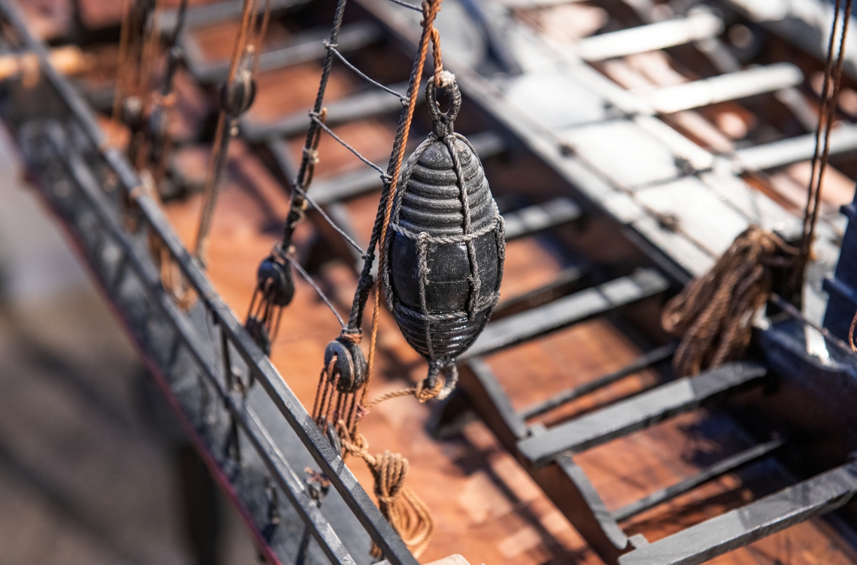 Skärgårdsfregatt, pojama BRYNHILDA, tvåmastad, riggad utan segel med blå flagga. 14 årtullar, 2 åror. Chapmans konstruktion. Bordlagd på spant med däcksinredning. Fernissad med svart-rött hult, reling samt överbyggnad. 12 kanoner av förgyllt trä.