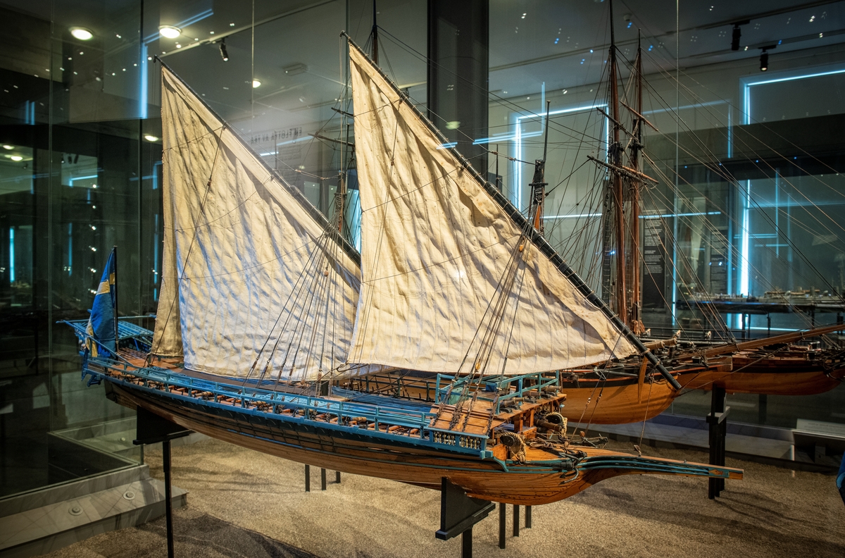 Galär med 22 par åror, 1749 års galärtyp med modifierad bestyckning.
Skala enligt äldre registerkort 1:24 (ej kontrollerat). Benämnd "Galaire". Troligen tillverkad av kapten Psilander för undervisningsändamål 1749–1750. Modellen kan ha tjänat som förebild för det stora galärbyggnadsprogrammet 1749, då 13 galärer av denna typ byggdes.