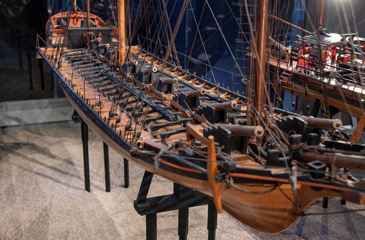 Modell av udemafartyget INGEBORG (1776) i Sjöhistoriska museets utställning Klart skepp. Detalj.