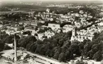 Växjö innerstad från flygplan, ca 1935-1940. Man ser bl a dåv. elverket med sin skorsten, stortorget med residenset och domkyrkan. I bakgrunden tornar Ringsbergsskolan (dåv. seminariet) upp sig.