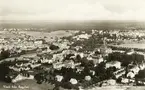 Växjö från flygplan, ca 1935-1940. Vy över Söder med kvarteren Eko, Wallqvist och Argus i förgrunden, följt av kvarteret Gustaf Adolf med Växjö flickskola och blindskolan. Där bakom syns domkyrkan och Växjö högre allmänna läroverk, med en bit av Växjösjön.