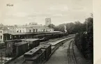 Järnvägsstationen med Norra Järnvägsgatan och domkyrkan, Växjö ca 1905.