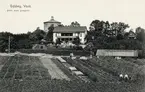 Hovsbergs gård, Växjö, ca 1900. I bakgrunden syns stadens nya vattentorn.