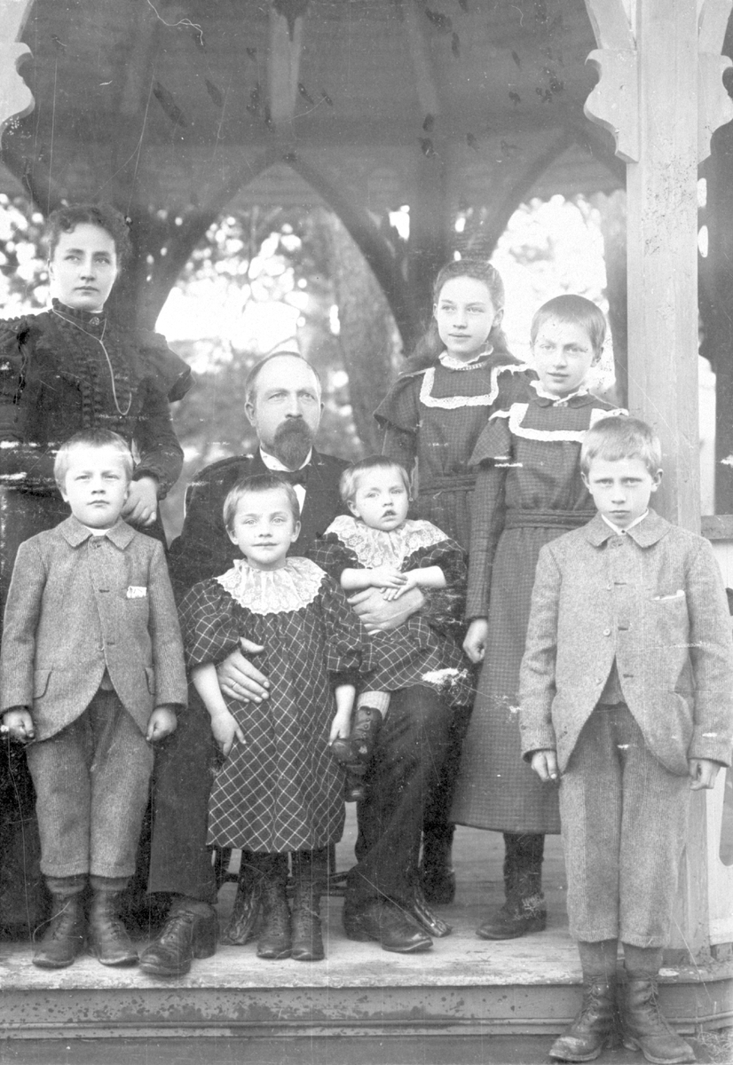 Familieportrett av fam. Guri og Lage Fosheim.