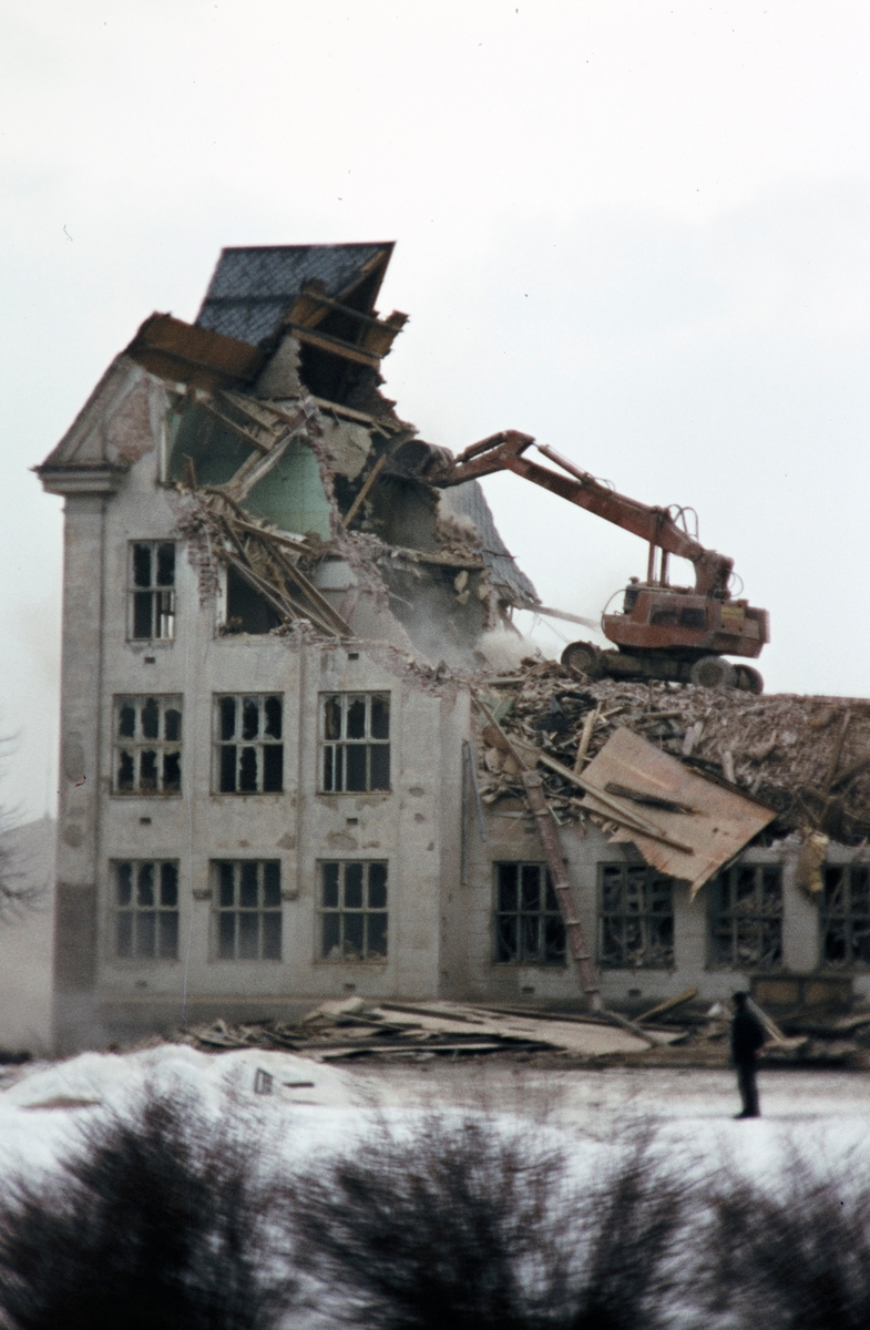 Hamar Katedralskole, Brødrene Haugen & Langaas as, river skolen i januar 1974.