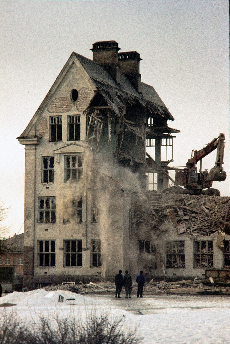 Hamar Katedralskole, Brødrene Haugen & Langaas as, river skolen i januar 1974.