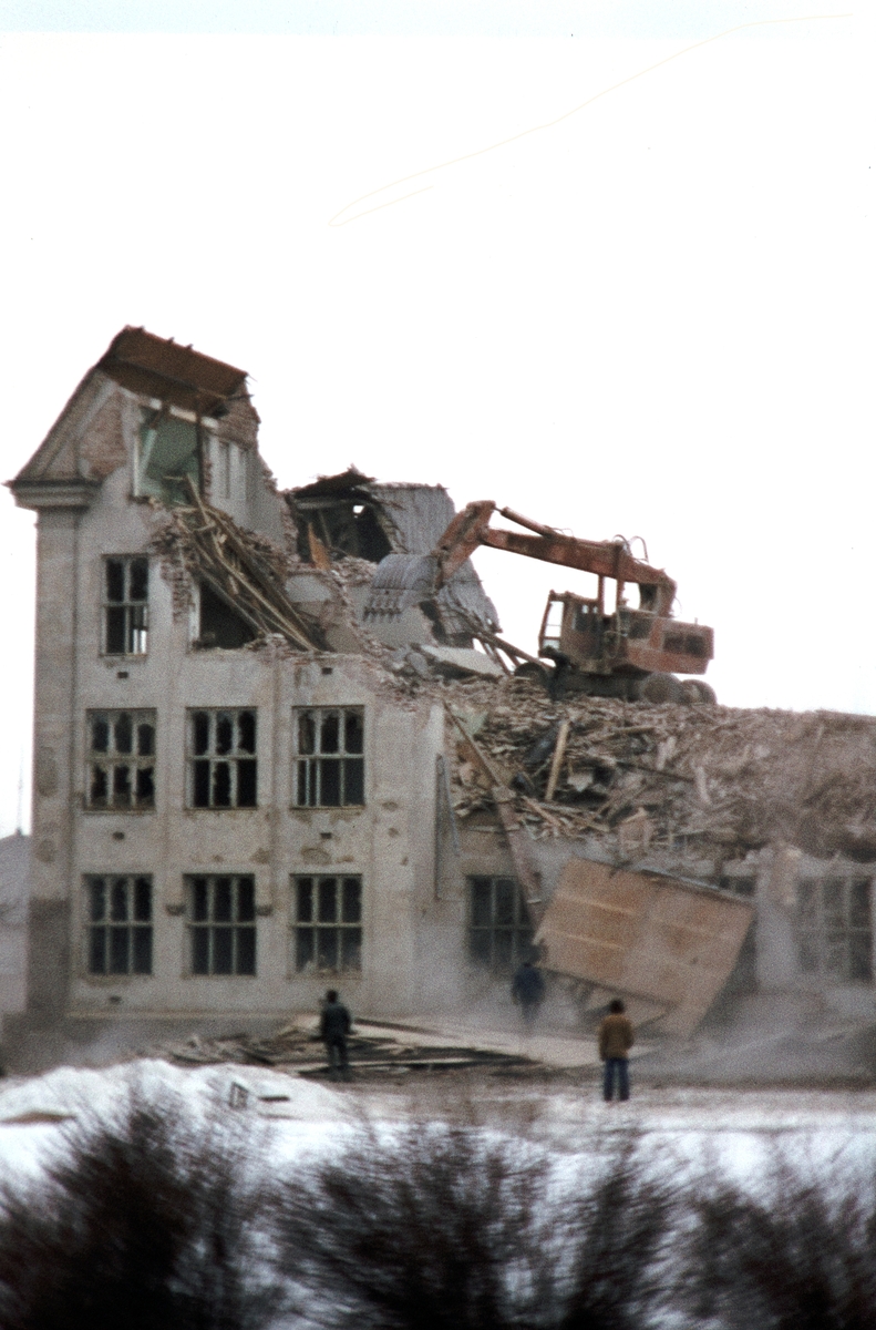 Hamar Katedralskole, Brødrene Haugen & Langaas as, river skolen i januar 1974.