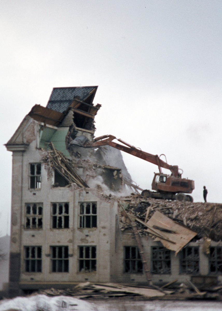 Hamar Katedralskole, Brødrene Haugen & Langaas as, river skolen i januar 1974. Gravemaskin.