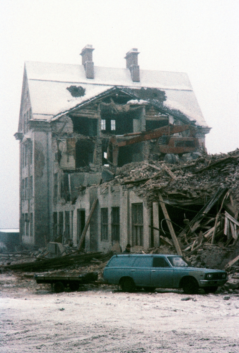 Hamar Katedralskole, Brødrene Haugen & Langaas as, river skolen i januar 1974.