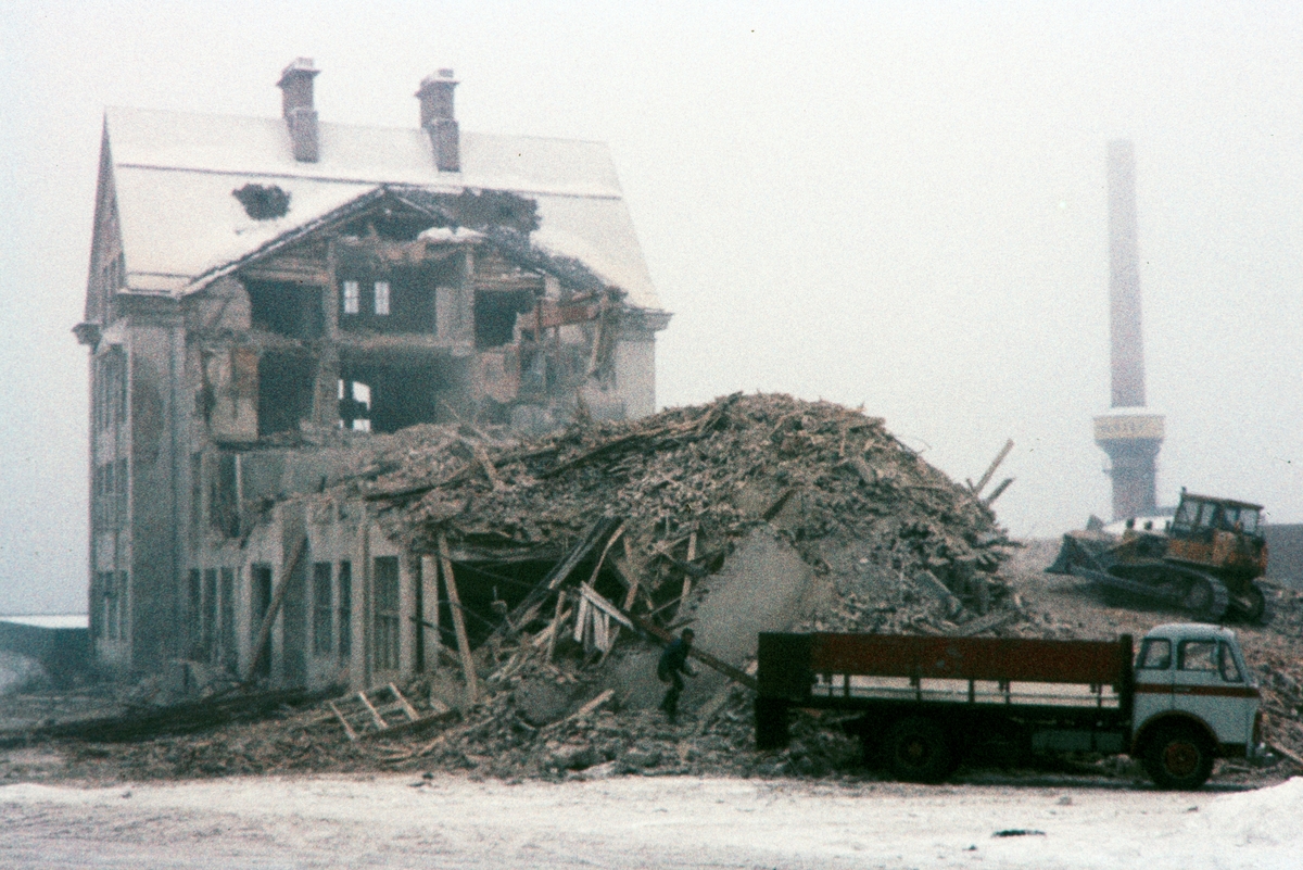 Hamar Katedralskole, Brødrene Haugen & Langaas as, river skolen i januar 1974. Gravemaskin, bulldoser, Volvo lastebil.