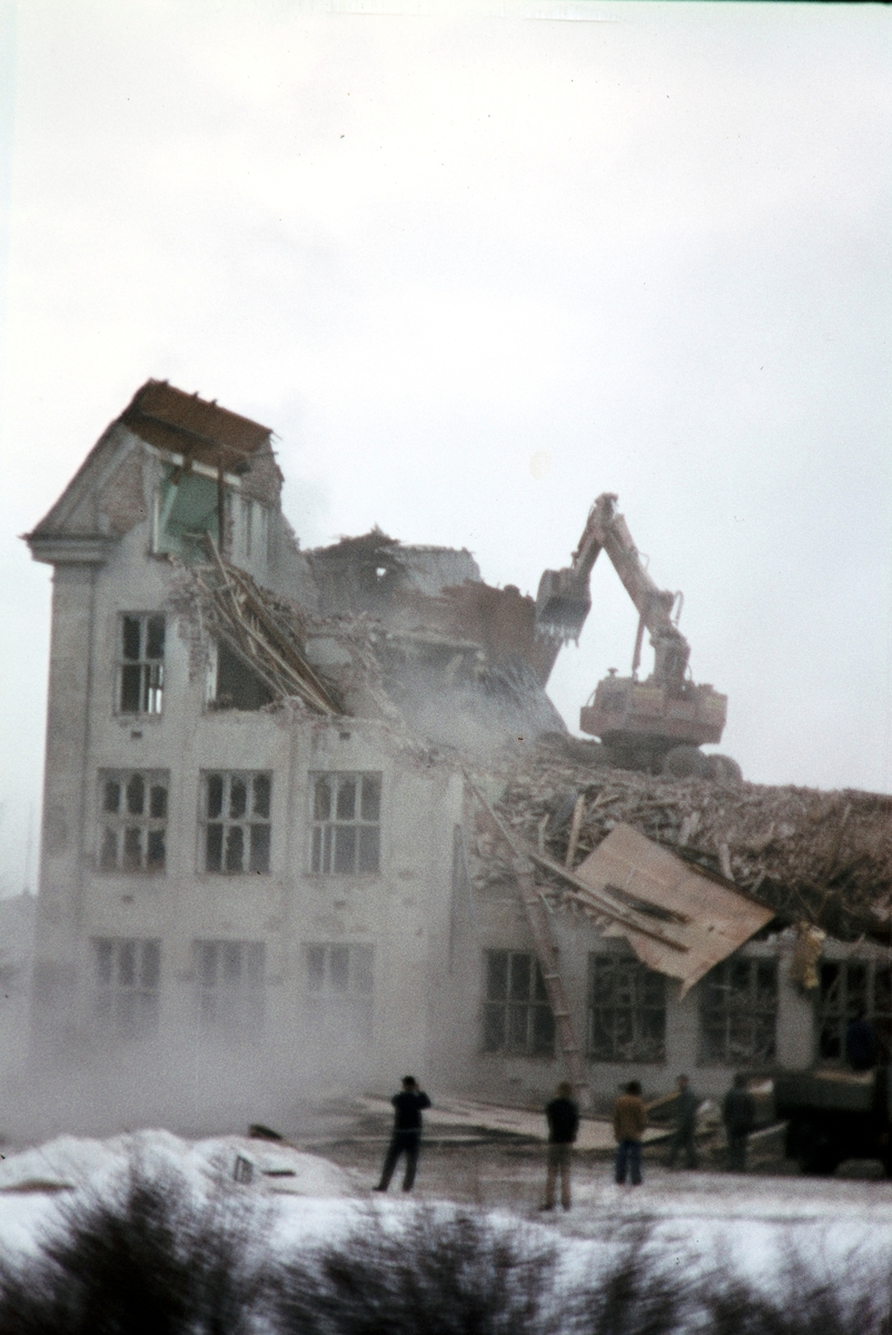 Hamar Katedralskole, Brødrene Haugen & Langaas as, river skolen i januar 1974. Gravemaskin.