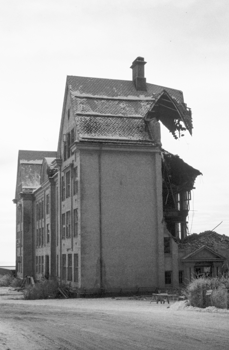 Hamar Katedralskole, Brødrene Haugen & Langaas as, river skolen i januar 1974.