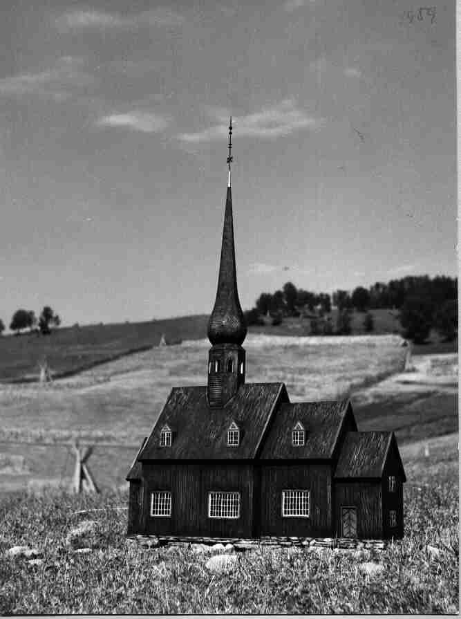 Modell av Vingelen trefoldighetskirke med påbygd sakristi, gang og utvendig panel. Hoveddelen av kirka ble bygget i 1653.

Modellen er utført av elevene Jon Eggen, Halvor, og Stig Nordstad ved Tolga ungdomsskole 1973.

Målestokk 1:30.

A: kirke.
B: spir.