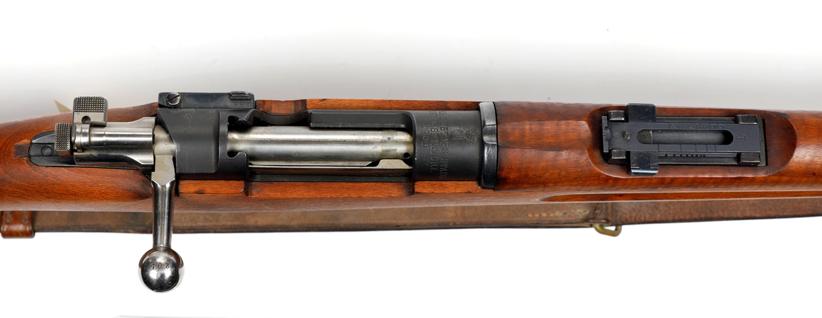 Gevær, Mauser m/38 eller 6,5 mm (Gevär m/38), og bajonett med slire.
Benyttet av de norske polititropper i Sverige under andre verdenskrig og ved ankomst Norge ved krigens slutt i 1945.