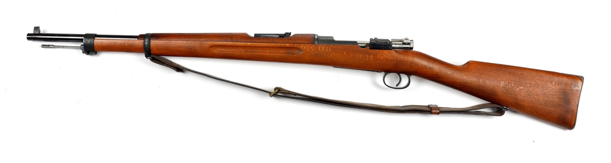 Gevær, Mauser m/38 eller 6,5 mm (Gevär m/38), og bajonett med slire.
Benyttet av de norske polititropper i Sverige under andre verdenskrig og ved ankomst Norge ved krigens slutt i 1945.