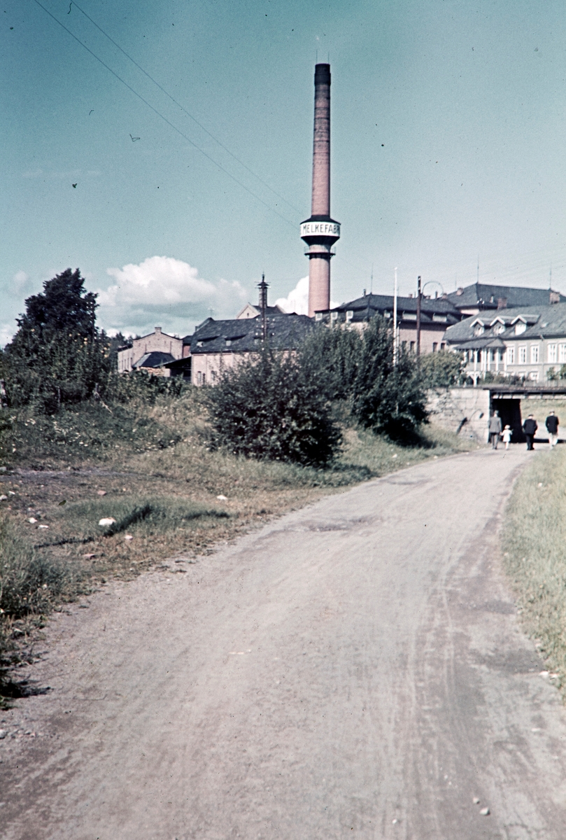 Hamar, Koigen, De norske Melkefabrikker, fabrikkpipe, jernbaneundergang,
