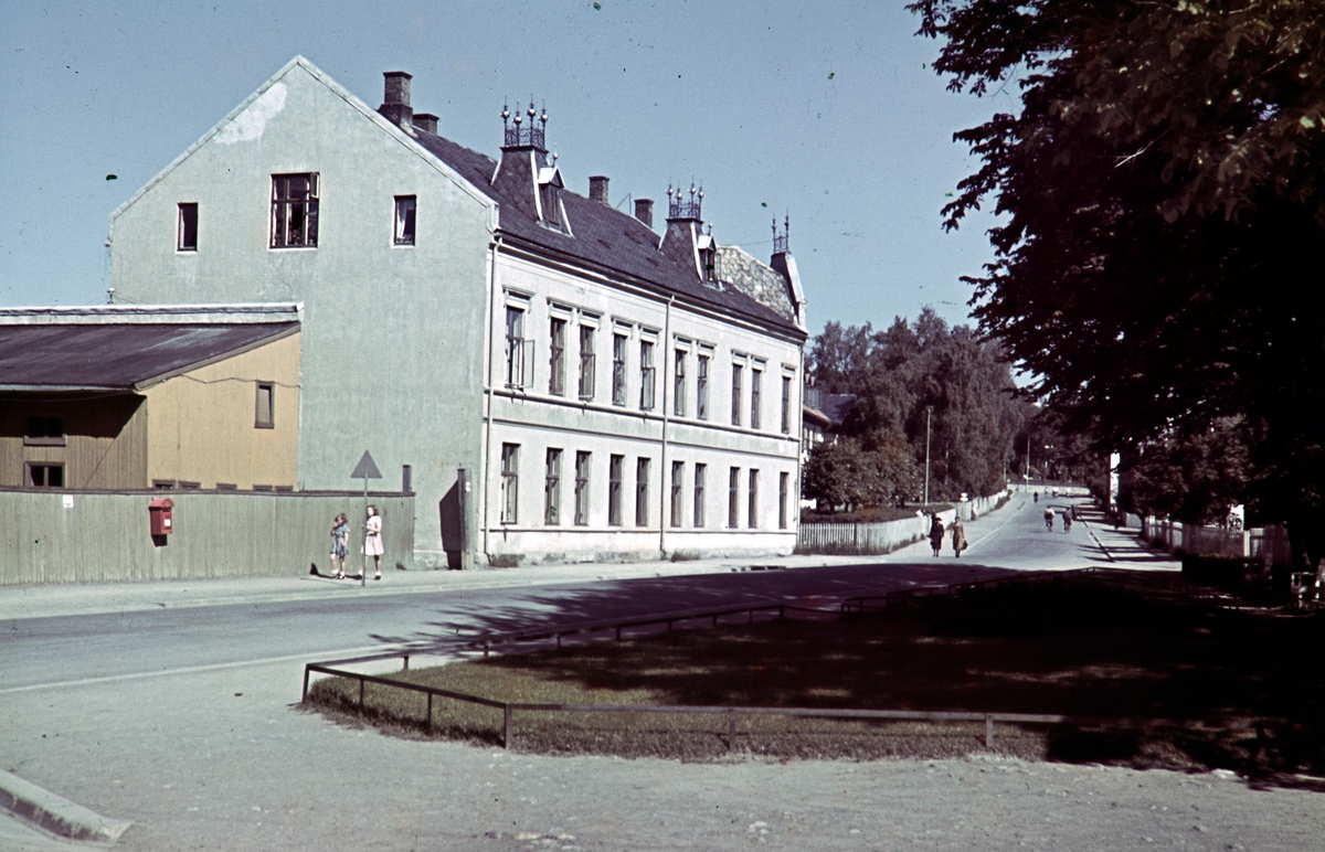 Skolegata 14, Hamar. Gateparti, postkasse, folk.