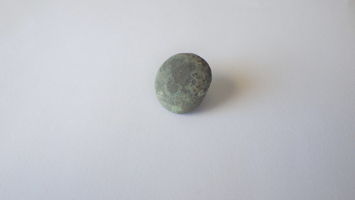 MALV: DIAM. 17, 5 MM, STØPT. HVELVET MANTEL UTEN DEKOR. HEMPEN INNTAKT. SE HK 4566. 