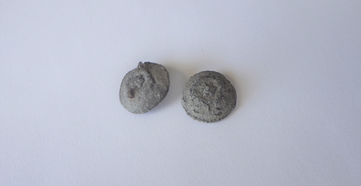 MALV: DIAM. 15 MM, STØPT HVELVET MANTEL. DEKOR: SEKSBLADIG ROSETT IMIDTEN OMGITT AV UTYDELIG "PERLEKRANS" ?