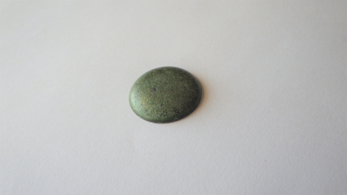 MALV: DIAM. 21 MM, HVELVET MANTEL. GRØNN. UTEN DEKOR. UNDERDEL MANGLER. 