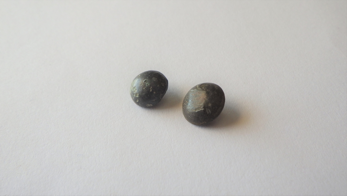 MALV: DIAM. 10 MM, HVELVET MANTEL UTEN DEKOR. 2 AV 6 KNAPPER HAR UNDERDELEN BEVART. HEMPEN MANGLER.