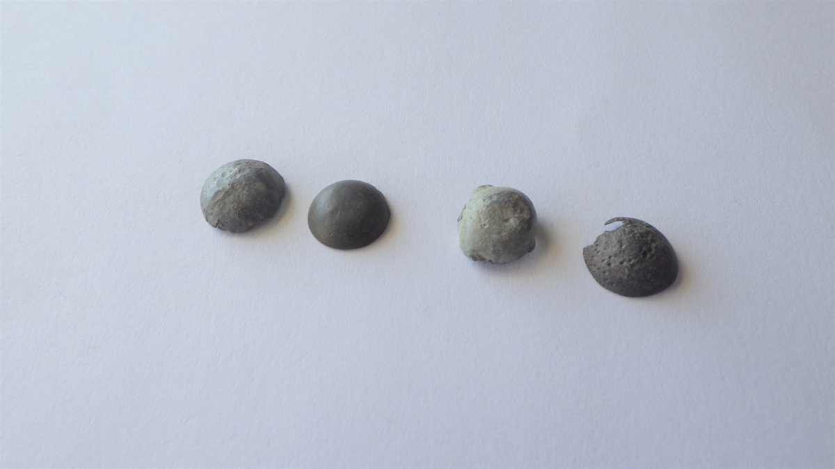 MALV: DIAM. 10 MM, HVELVET MANTEL UTEN DEKOR. 2 AV 6 KNAPPER HAR UNDERDELEN BEVART. HEMPEN MANGLER.