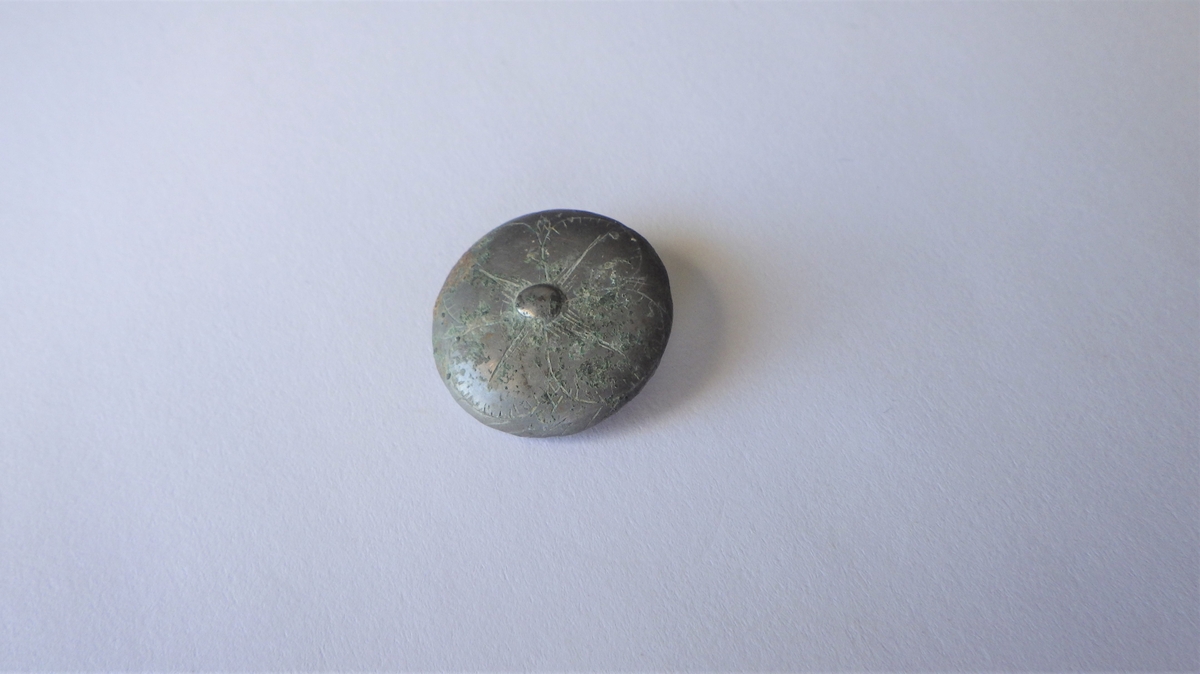 MALV: DIAM. 20 MM, HVELVET MANTEL MED FRI-PASSDEKOR. RESTER AV HEMPEN SITTER IGJEN. ER DET NYERE TID ?