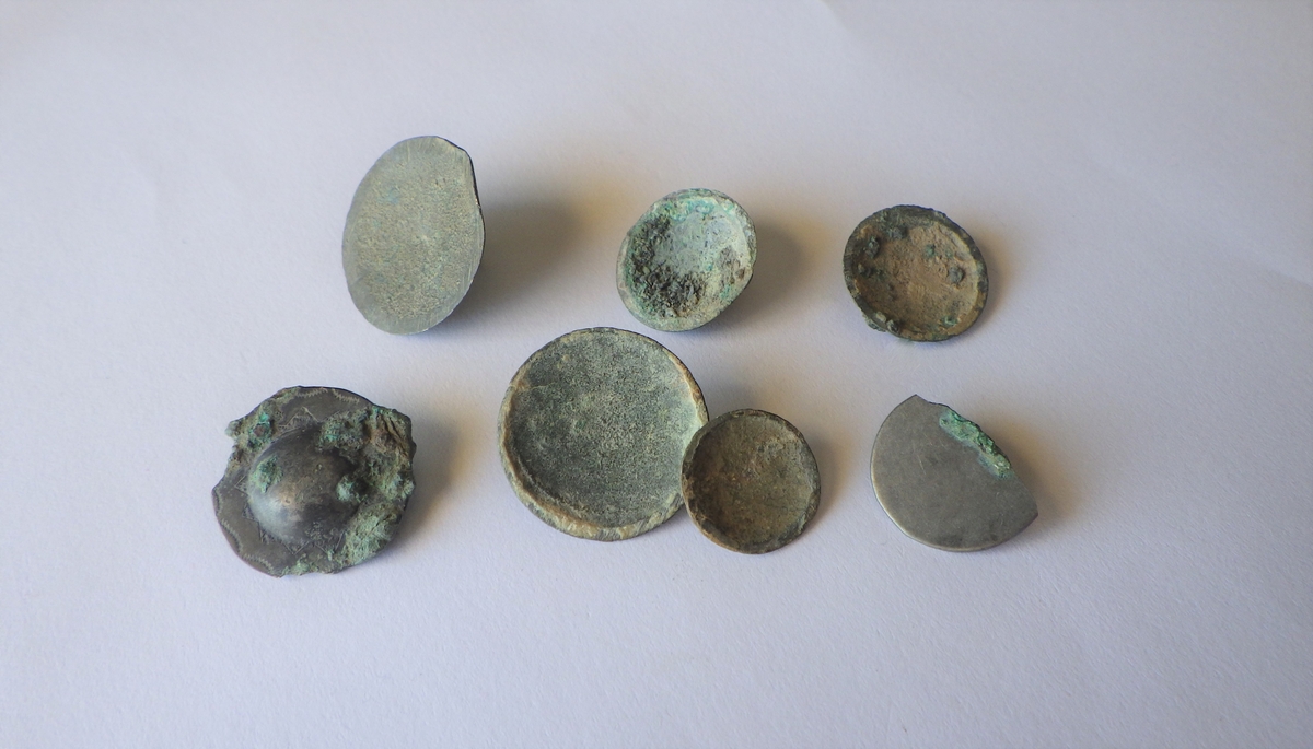 MALV: DIAM. 13, 1-21 MM, KNAPPENES UNDERSIDE MED HEMPE ELLER DELER AV HEMPE. TROLIG NYERE TID. 