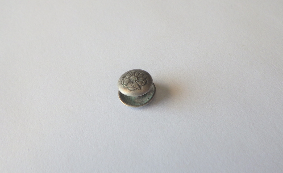 MALV: DIAM. 9 MM, DEN ENE HAR 5-BLADET ROSETT, DEN ANDRE HAR TOBOKSTAVER. J Y. 