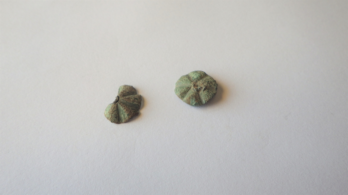 MALV: DIAM. 12 MM, ROSETTFORMET. RESTER AV HEMPE. SE FIG. 246-47 OG FIG. 328 I UTGRAVINGEN IN AMSTERDAM, DATERT TIL SL. AV 1500 - FØRSTE HALVPART AV 1600 TALL OG MIDTEN AV 1600 TALLET. 