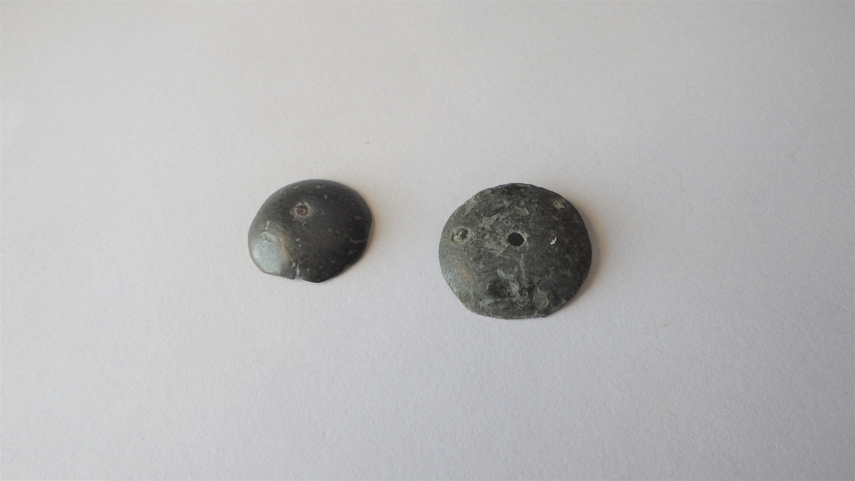 MALV: DIAM. 19 OG 16 MM, RUNDE, HVELVETE UTEN DEKOR. HULL I MIDTEN OG RUNDTKANTEN. REF. SE FINGERLIN FIG. 402. 