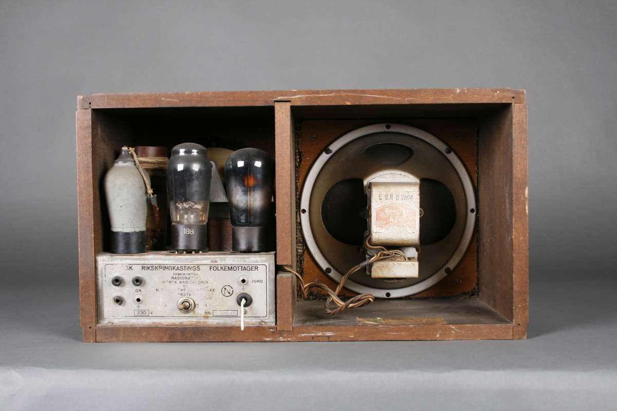 Radio i enkel kasse av finer. Rund høyttaler på venstre side av front. Skala med ramme i bakelitt på høyre side, under dette tre knapper i bakelitt: Volum, innstilling frekvens og av-på. Høyttaleren er omrammet av en ring i bakelitt og trukket med stoff.

Innvendig er apparatet delt i to, tilgang fra baksiden. På høyre side er høyttaleren og på venstre side radiorør og elektronikk med utgang for ledninger.