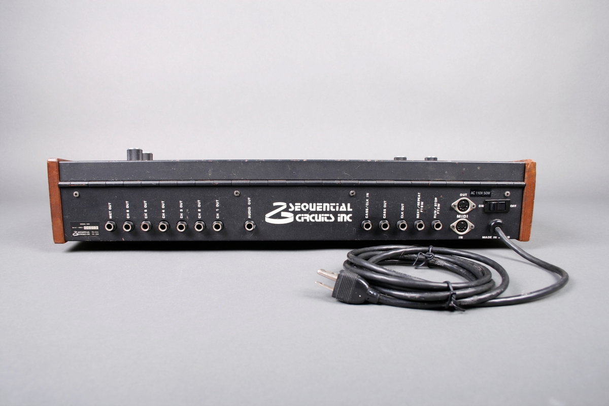 Elektronisk trommemaskin. Panel i kasse med kanter av treverk. Ledning og utganger på baksiden. Toppen av kassen er panel for innstillinger av trommelydene. Seks kanaler kan velges. Mange ulike funksjoner for opptak.