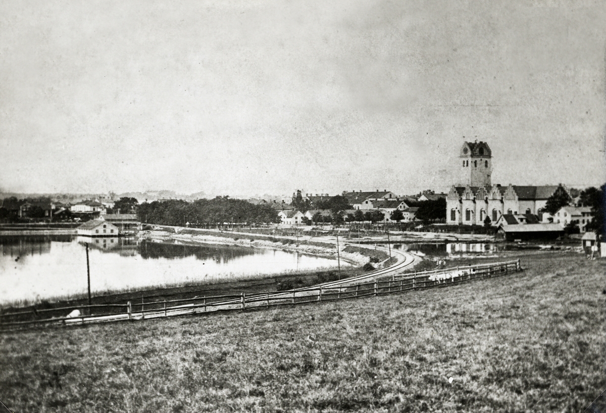 Utsikt från Öster mot Växjö med Växjösjön och domkyrkan, ca 1875.