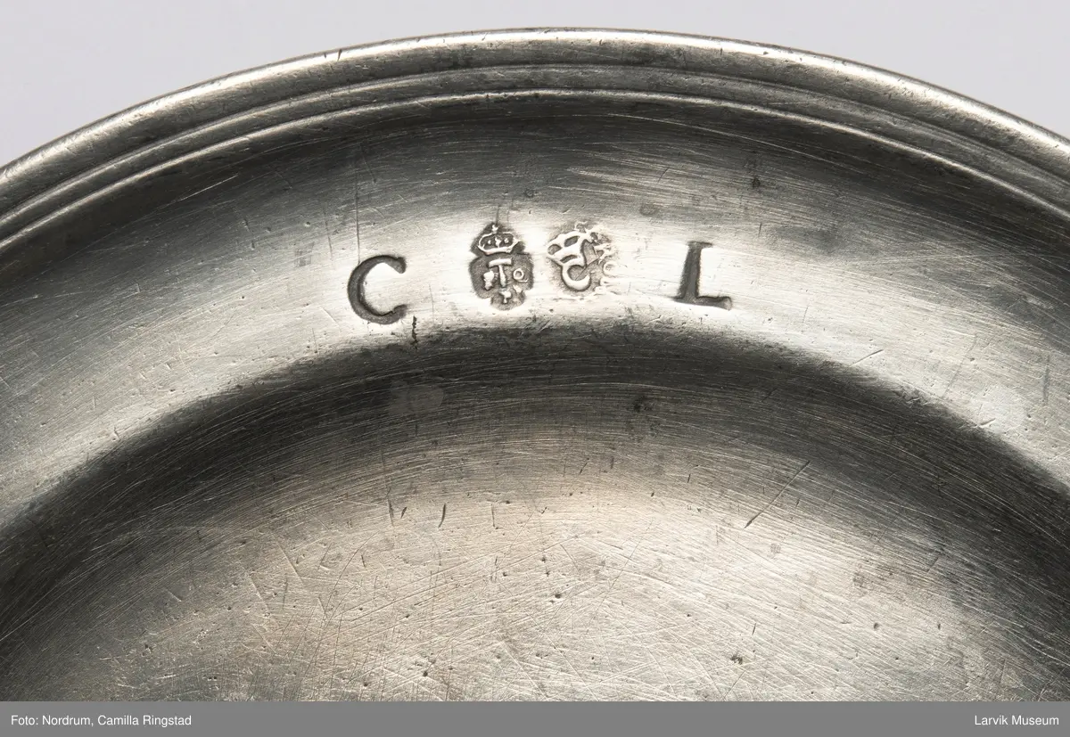 Initialene ANS på undersiden