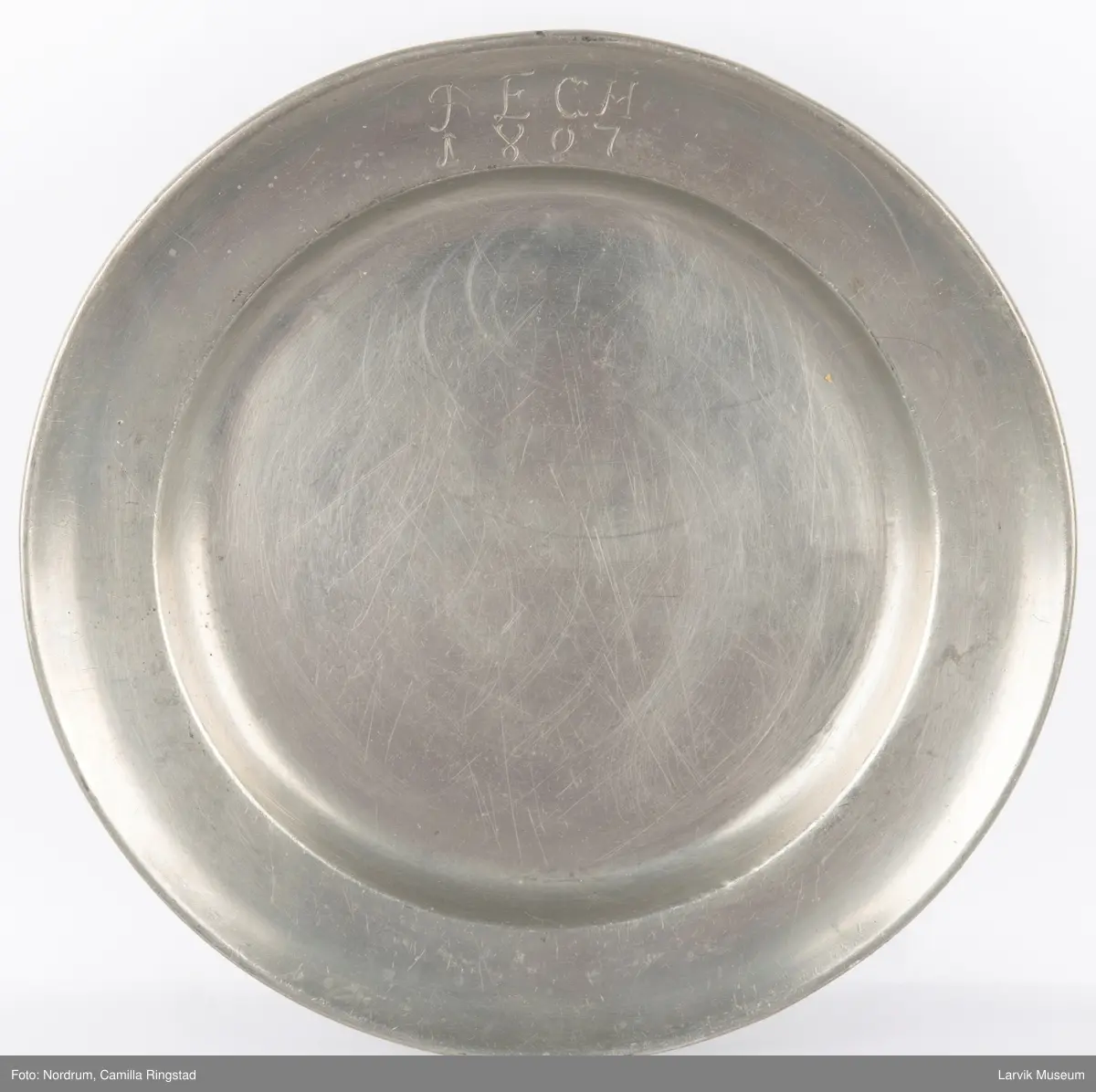 Initialer på tallerkenkant forsiden JECH 1807