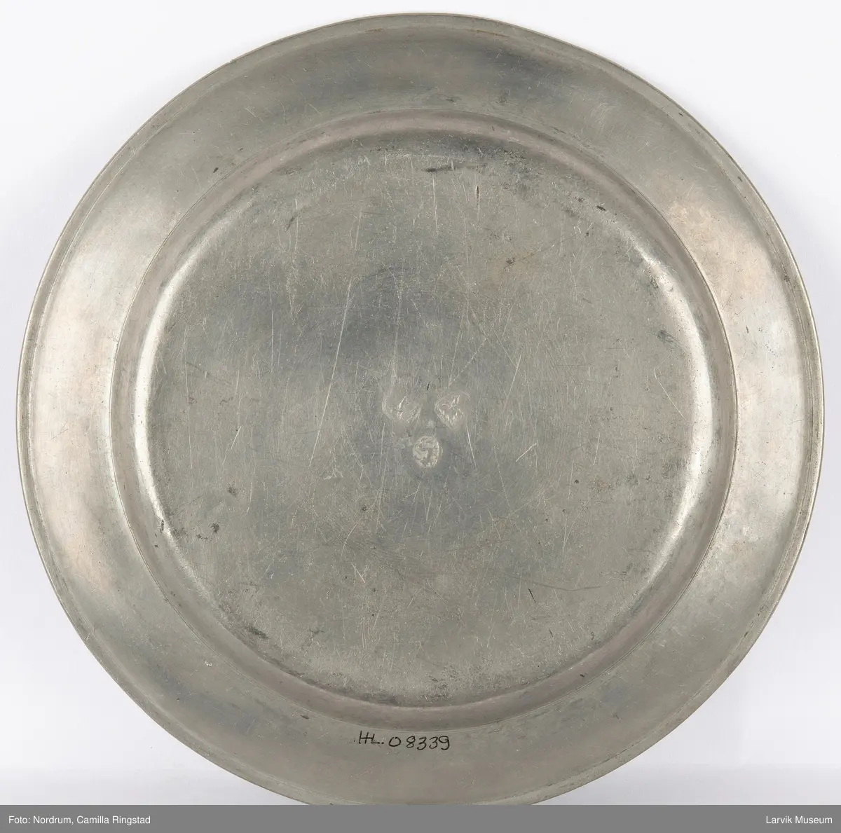 Initialer på tallerkenkant forsiden JECH 1807