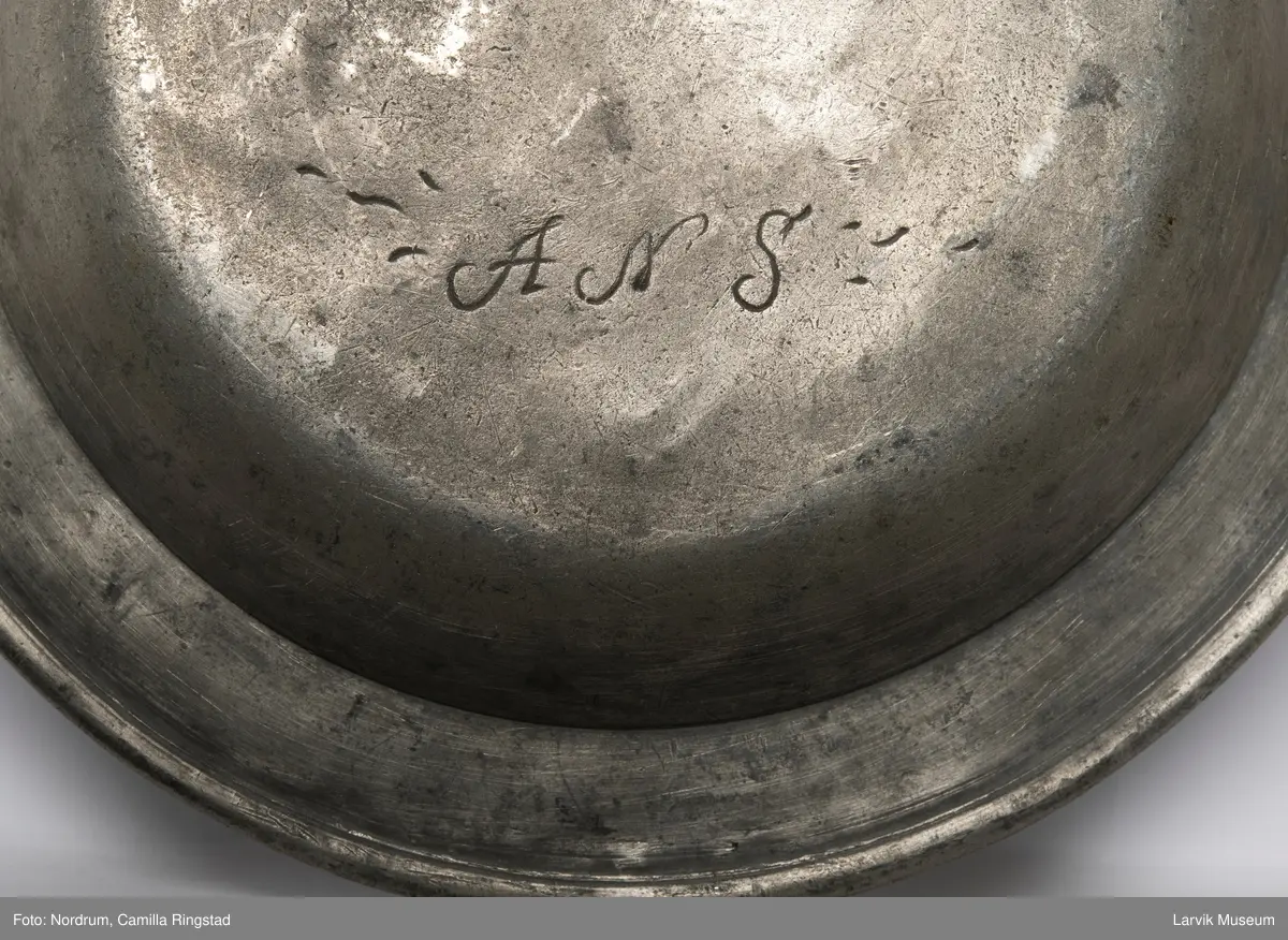 Initialene ANS på undersiden