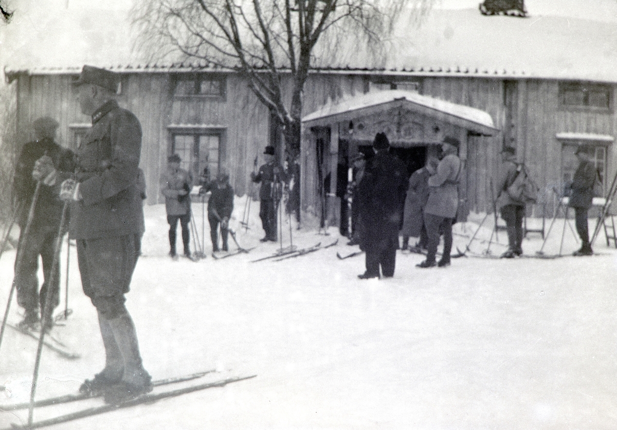 Militærøvelse i Romedal 1937. Vinterøvelse. Kronprins Olav var tilstede under øvelsen. Vinter, snø, ski, militæret. 
