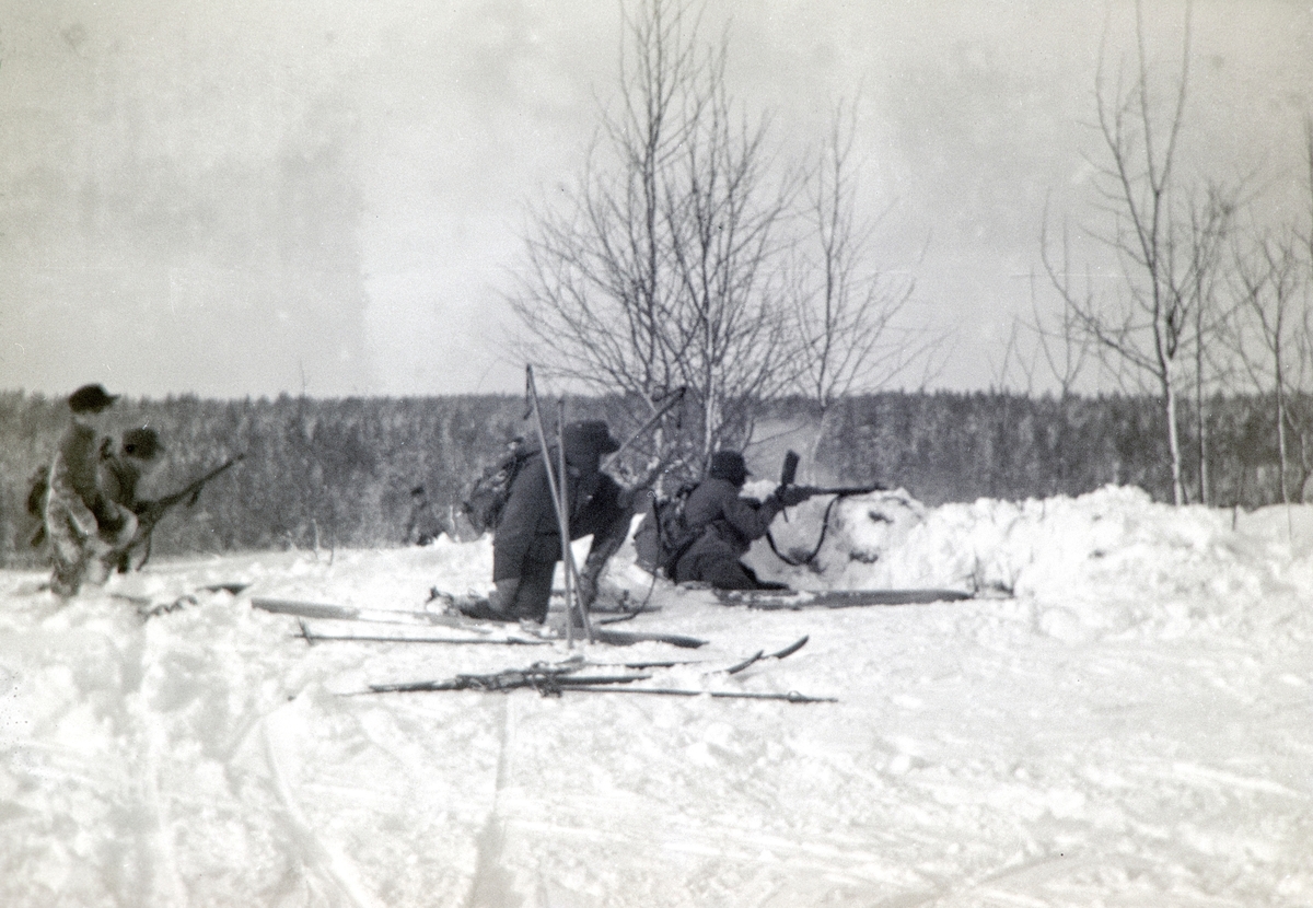 Militærøvelse i Romedal 1937. Vinterøvelse. Kronprins Olav var tilstede under øvelsen. Vinter, snø, ski, militæret.
Haukåsen, Romedal.