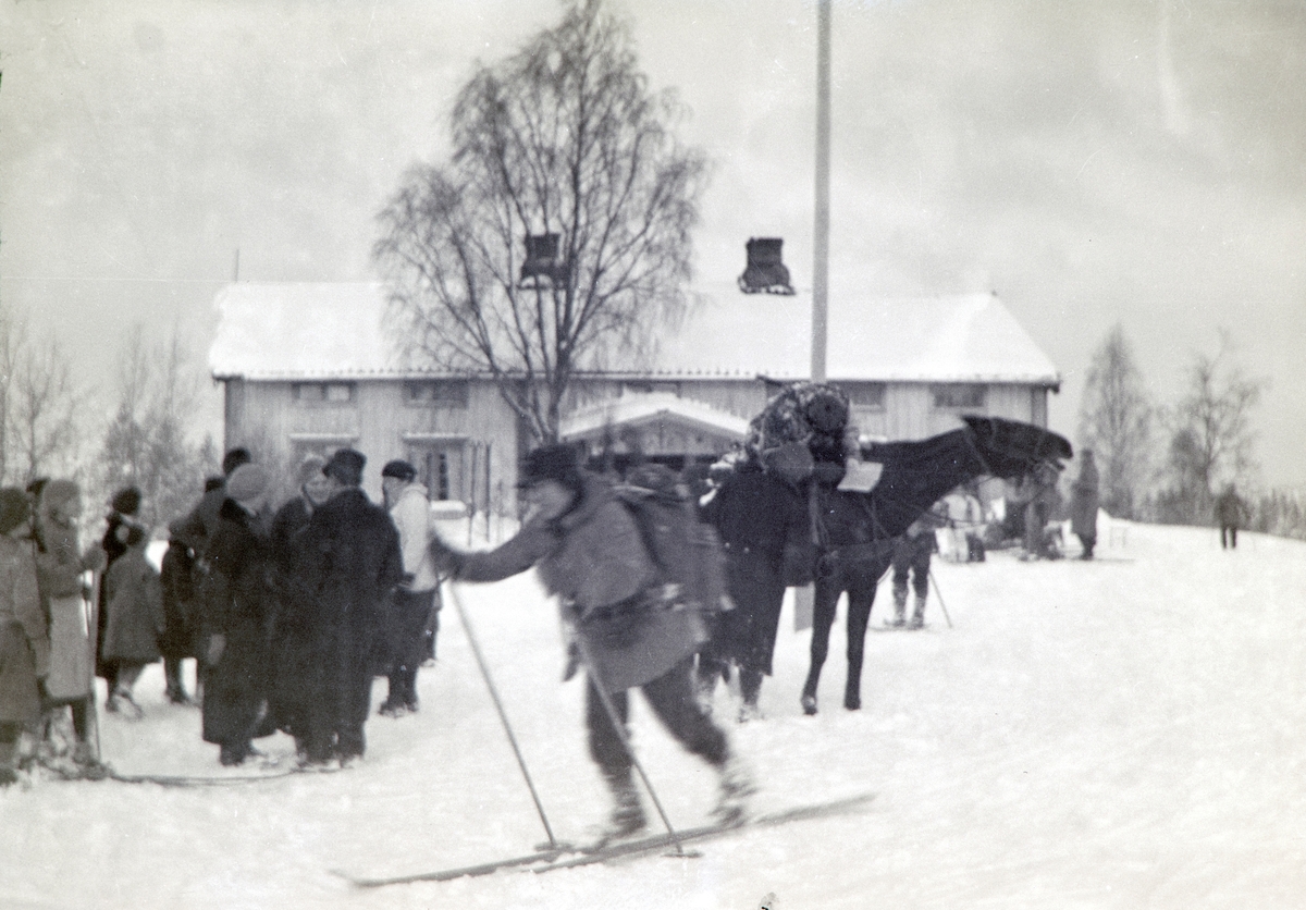 Militærøvelse i Romedal 1937. Vinterøvelse. Kronprins Olav var tilstede under øvelsen. Vinter, snø, ski, militæret. 