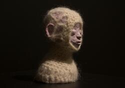 Head with Mohairnet [Skulptur]